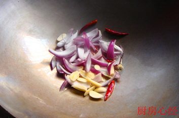 回锅鲍鱼,锅中放油,爆香除了<a style='color:red;display:inline-block;' href='/shicai/ 138'>大葱</a>以外的配料