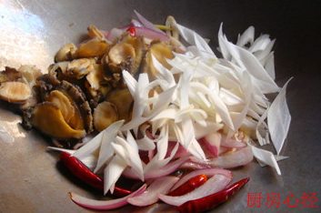 回锅鲍鱼,然后再放入蒸好的鲍鱼和大葱白,快速翻炒均匀。