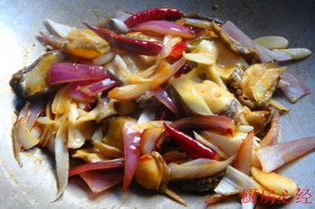 回锅鲍鱼,汤汁收浓即可出锅。