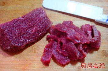 沙茶牛肉,牛肉一定要顶刀垂直于纤维的方向切断肉纤维,大约2-3毫米的厚度。