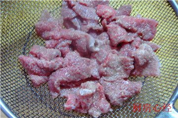 沙茶牛肉,然后再用清水冲洗干净“松肉粉”,使肉片爆出清爽的感觉。