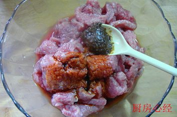 沙茶牛肉,下一步给肉片上浆：<a style='color:red;display:inline-block;' href='/shicai/ 787'>沙茶酱</a>；<a style='color:red;display:inline-block;' href='/shicai/ 692'>酱油</a>；清水抓匀。清水要加足，保证肉片软嫩的关键。