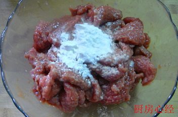 沙茶牛肉,最后加入淀粉,抓匀即可,也可适当加入封油覆盖,腌制10分钟。