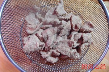 沙茶牛肉,放在水龙头下面,将肉片冲洗干净,控水备用。