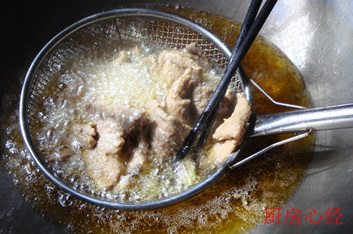 沙茶牛肉,控净水的肉片,还要下入4成热的油锅,冲炸一下。快速捞出,目的是增加牛肉的口感。