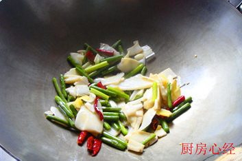 沙茶牛肉,再放入配料煸炒