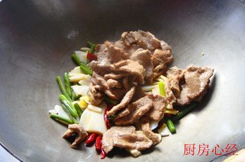 沙茶牛肉,倒入肉片快速炒匀