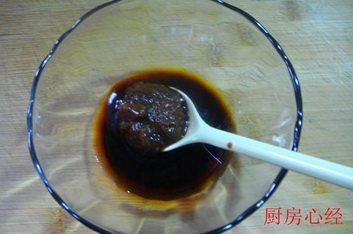 沙茶牛肉,提前调好一个碗汁：酱油；料酒；沙茶酱；<a style='color:red;display:inline-block;' href='/shicai/ 701'>芝麻酱</a>；耗油；淀粉