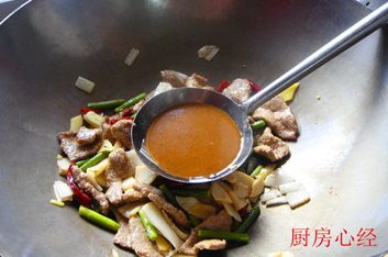 沙茶牛肉,迅速烹入碗汁