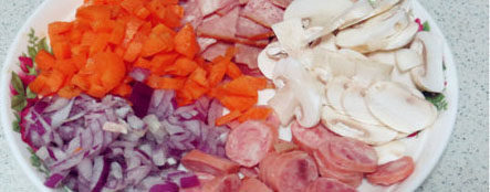 飘香培根芝士焗饭,<a style='color:red;display:inline-block;' href='/shicai/ 443'>培根</a>切小块，圆菇、<a style='color:red;display:inline-block;' href='/shicai/ 10228'>台湾香肠</a>切片，<a style='color:red;display:inline-block;' href='/shicai/ 25'>胡萝卜</a>、<a style='color:red;display:inline-block;' href='/shicai/ 29'>洋葱</a>切小丁待用