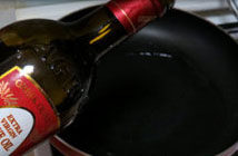 飘香培根芝士焗饭,不粘锅里放少许<a style='color:red;display:inline-block;' href='/shicai/ 851'>橄榄油</a>