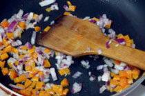 飘香培根芝士焗饭,加入胡萝卜翻炒一下，加洋葱爆炒