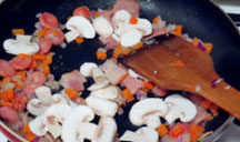 飘香培根芝士焗饭,放入圆菇、秋葵翻炒片刻