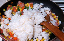 飘香培根芝士焗饭,主角<a style='color:red;display:inline-block;' href='/shicai/ 6501'>剩米饭</a>登场，将米饭放在锅里拌炒均匀