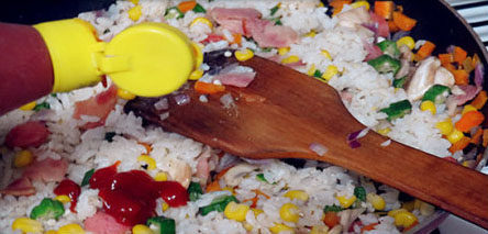 飘香培根芝士焗饭,依次将白胡椒、黑胡椒、<a style='color:red;display:inline-block;' href='/shicai/ 753'>番茄沙司</a>加入，再稍稍加一些盐，盐不要放多，因为

 

芝士是有咸味的