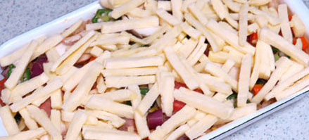 飘香培根芝士焗饭,最后撒上马苏里拉奶酪丝