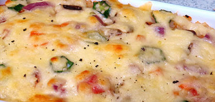 飘香培根芝士焗饭,预热烤箱200－220°，20分钟左右。芝士颜色有点焦黄，烤好表面再现磨点黑胡椒