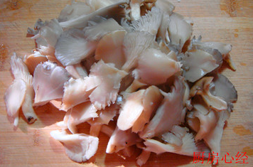 素炒烤肉,选择大一点的<a style='color:red;display:inline-block;' href='/shicai/ 231'>平菇</a> 。将<a style='color:red;display:inline-block;' href='/shicai/ 231'>平菇</a>去掉梗，冲洗干净。