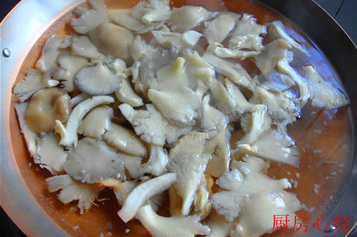 素炒烤肉,平菇焯水后捞出