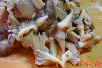 素炒烤肉,用手将平菇水分轻轻的挤干，加入盐；<a style='color:red;display:inline-block;' href='/shicai/ 847'>香油</a>拌一下