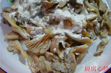 素炒烤肉,平菇撒上大量的玉米淀粉抓匀