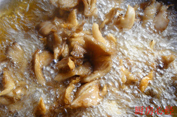 素炒烤肉,待油温恢复到6成热时，再次下入平菇，炸制外焦里嫩捞出。