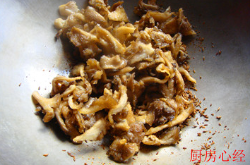 素炒烤肉,倒入平菇炒匀
