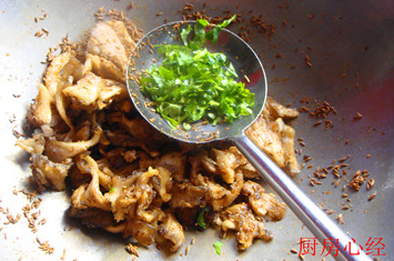 素炒烤肉,撒入<a style='color:red;display:inline-block;' href='/shicai/ 131'>香菜</a>即可出锅。