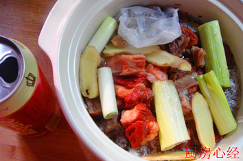 罐焖牛肉,放入牛肉，和<a style='color:red;display:inline-block;' href='/shicai/ 695'>八角</a>；<a style='color:red;display:inline-block;' href='/shicai/ 700'>花椒</a>；<a style='color:red;display:inline-block;' href='/shicai/ 741'>香叶</a>的料包，注入一罐<a style='color:red;display:inline-block;' href='/shicai/ 897'>啤酒</a>，因为<a style='color:red;display:inline-block;' href='/shicai/ 897'>啤酒</a>能够软化牛肉。