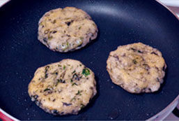 草头糯米饼,待原本生青的草头面孔渐渐变成黄绿,外表微微隆起膨胀,缕缕香气飘出,色泽金黄时,就大功告成,可出锅了