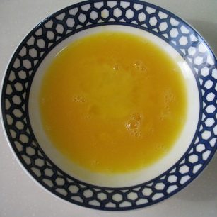 韩式煎虾饼,打2个<a style='color:red;display:inline-block;' href='/shicai/ 9'>鸡蛋</a>，<a style='color:red;display:inline-block;' href='/shicai/ 9'>鸡蛋</a>液里放入少量盐调味。