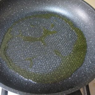 韩式煎虾饼,平底锅烧热,放入少许橄榄油。