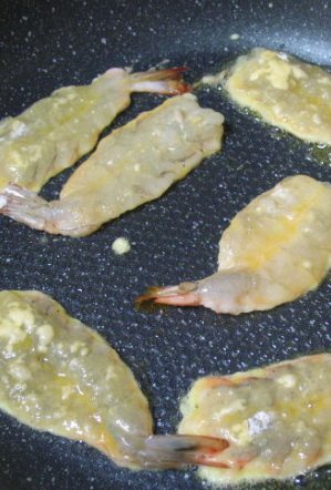 韩式煎虾饼,然后放入平底锅中煎1分钟