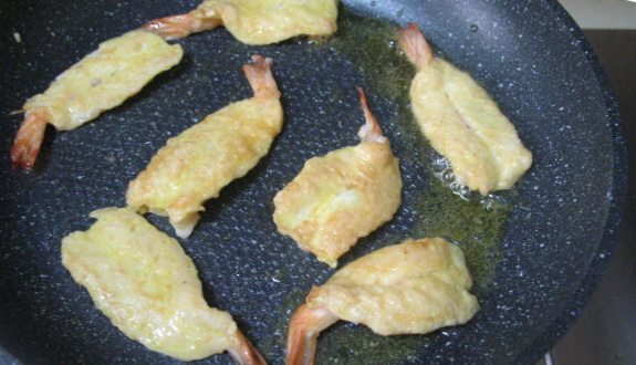 韩式煎虾饼,再翻面煎一分钟即可出锅。