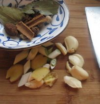 排骨炖豆角,准备好葱姜蒜,炖料。