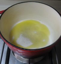 排骨炖豆角,锅中放入适量色拉油。