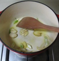 排骨炖豆角,放入葱姜蒜炝锅。