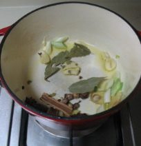 排骨炖豆角,放入所有炖料煸炒。