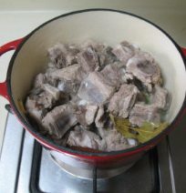 排骨炖豆角,炒出香味后放入排骨翻炒。