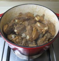 排骨炖豆角,放入老抽酱油和海鲜生抽翻炒均匀。