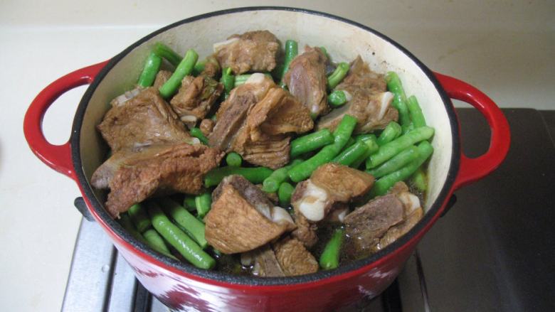 排骨炖豆角,30分钟后放入豆角,放入适量盐调味。