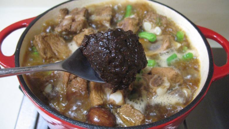 排骨炖豆角,放入一勺豆瓣酱,拌匀,再盖上锅盖炖20—30分钟即可出锅。