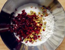 蔓越莓开心果饼干,将面粉、<a style='color:red;display:inline-block;' href='/shicai/ 10588'>糖</a>、小苏打、<a style='color:red;display:inline-block;' href='/shicai/ 702'>泡打粉</a>、<a style='color:red;display:inline-block;' href='/shicai/ 467'>豆浆</a>、<a style='color:red;display:inline-block;' href='/shicai/ 109174'>蔓越莓干</a>、<a style='color:red;display:inline-block;' href='/shicai/ 672'>开心果</a>和一小撮盐混合。