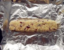 蔓越莓开心果饼干,将面团揉成粗条状,将面团按紧。