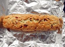 蔓越莓开心果饼干,把条状面团放入铺了锡纸的烤盘,放入烤箱,烤20-30分钟至金黄色,取出冷却30分钟。