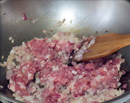 菊花大披萨,将肉糜加入翻炒至变色