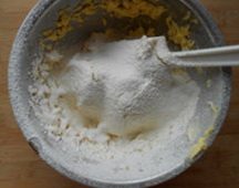 伯爵茶纸杯蛋糕 ,加入过筛的面粉、泡打粉、小苏打,抄底拌匀。