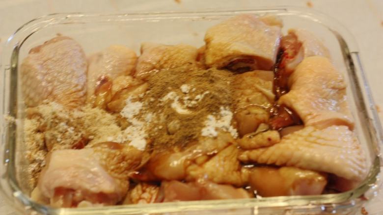 粤式鸡火锅,在煲汤底时，鸡洗净斩件， 将盐、<a style='color:red;display:inline-block;' href='/shicai/ 718'>料酒</a>、<a style='color:red;display:inline-block;' href='/shicai/ 692'>酱油</a>、姜粉和<a style='color:red;display:inline-block;' href='/shicai/ 720'>胡椒粉</a>放入鸡块里，拌匀腌制片刻。