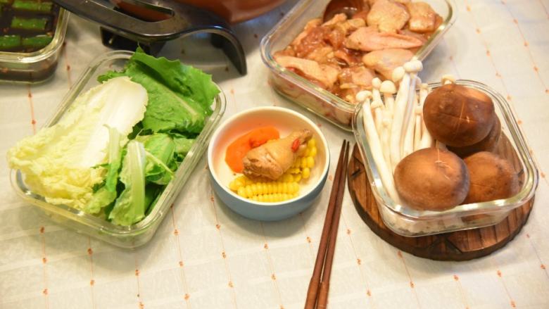 粤式鸡火锅,把<a style='color:red;display:inline-block;' href='/shicai/ 155'>油麦菜</a>、<a style='color:red;display:inline-block;' href='/shicai/ 140'>娃娃菜</a>和菇类洗净。