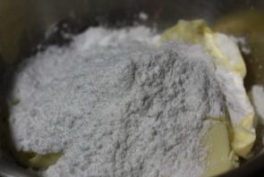 椰蓉脆饼,将糖粉加入到黄油中,用手动打蛋器把黄油和糖粉搅拌均匀。
